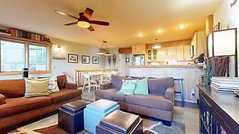 Lakeview Villas #09 3 Bedroom Condo by RedAwning