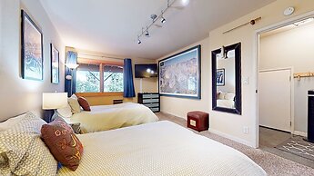 Lakeview Villas #09 3 Bedroom Condo by RedAwning