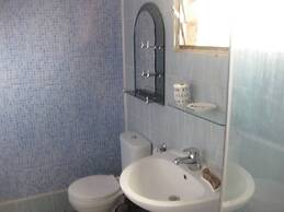 Room-ghouse Room D Ideal For Friends fam