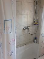 Room-ghouse Room B Ideal For Friends fam