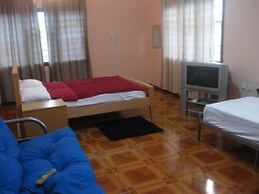 Room-ghouse Room B Ideal For Friends fam