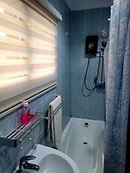 Room in Guest Room - Ghouse Room C Ideal For Friends Family And Corpor