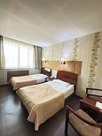 Kharaa Hotel & Restaurant