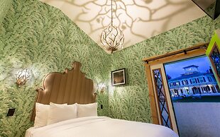 The Roxbury at Stratton Falls