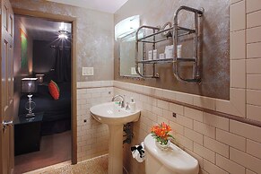 The Roxbury at Stratton Falls