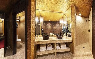 The Roxbury at Stratton Falls