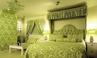 The Roxbury at Stratton Falls