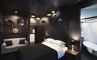 The Roxbury at Stratton Falls