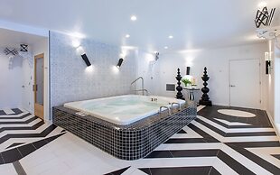 The Roxbury at Stratton Falls