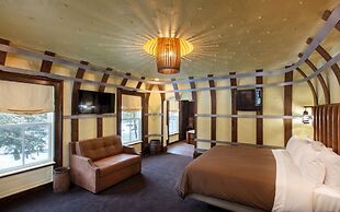 The Roxbury at Stratton Falls