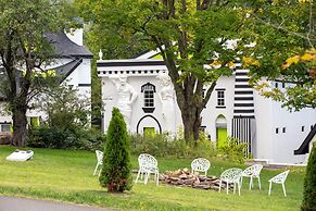 The Roxbury at Stratton Falls