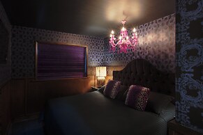 The Roxbury at Stratton Falls