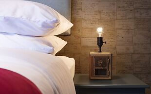 The Roxbury at Stratton Falls