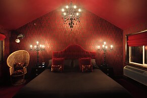 The Roxbury at Stratton Falls