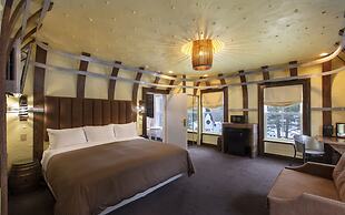 The Roxbury at Stratton Falls