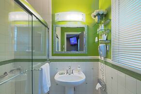 The Roxbury at Stratton Falls