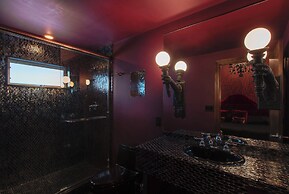 The Roxbury at Stratton Falls