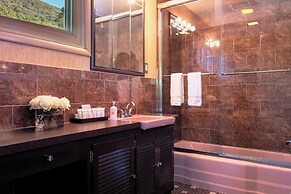 The Roxbury at Stratton Falls