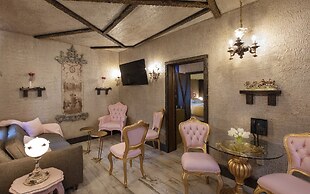 The Roxbury at Stratton Falls