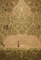 The Roxbury at Stratton Falls