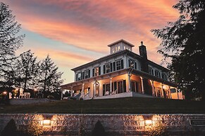 The Roxbury at Stratton Falls