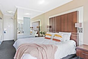 Ocean View Surfers Paradise Studio Suite