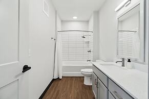 CozySuites on Mass w garage parking 19