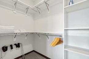 CozySuites on Mass w garage parking 21