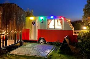 Mona Glamping Caravan Suites