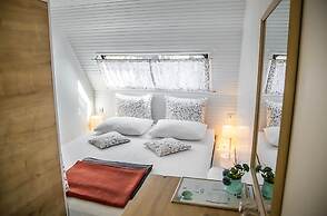 Mona Glamping Caravan Suites