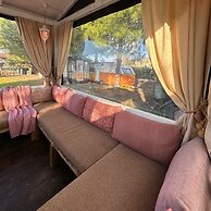 Mona Glamping Caravan Suites