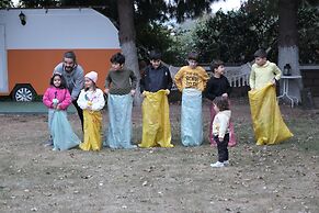 Mona Glamping Caravan Suites