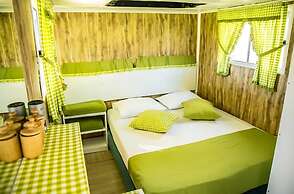 Mona Glamping Caravan Suites