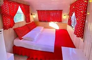 Mona Glamping Caravan Suites