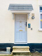 2 Bed Town Centre Free Park Wi-Fi Garden