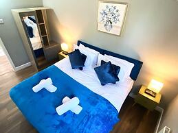 2 Bed Town Centre Free Park Wi-Fi Garden