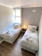 2 Bed Town Centre Free Park Wi-Fi Garden