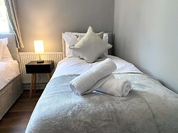 2 Bed Town Centre Free Park Wi-Fi Garden