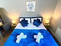 2 Bed Town Centre Free Park Wi-Fi Garden