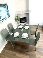2 Bed Town Centre Free Park Wi-Fi Garden
