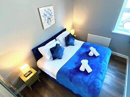 2 Bed Town Centre Free Park Wi-Fi Garden