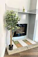 2 Bed Town Centre Free Park Wi-Fi Garden