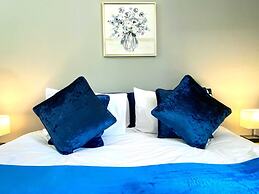 2 Bed Town Centre Free Park Wi-Fi Garden