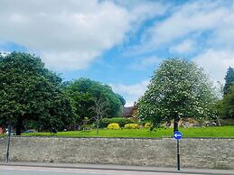 2 Bed Town Centre Free Park Wi-Fi Garden