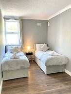 2 Bed Town Centre Free Park Wi-Fi Garden