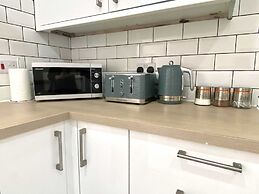 2 Bed Town Centre Free Park Wi-Fi Garden