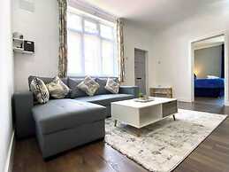 2 Bed Town Centre Free Park Wi-Fi Garden