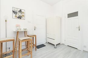 Studio 8 Minutes to the Beach by Renters