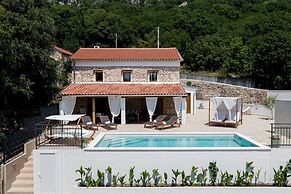Casa Di Nika Private Heated Pool and Jacu