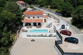 Casa Di Nika Private Heated Pool and Jacu